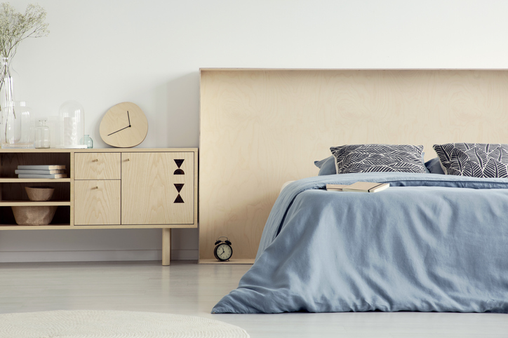 zdjęcie sypialni z drewnianymi meblami